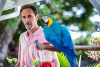Death in Paradise – Ray (Guy Henry), Marlons ehemaliger Chef, mit dem er seit Jahren keinen Kontakt hatte, ruft ihn unerwartet an. Verzweifelt bittet er Marlon um Hilfe und kurz darauf ist er plötzlich tot. Doch warum meldete er sich ausgerechnet bei Marlon?
