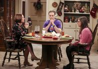 The Big Bang Theory – Der Weihnachtsbesuch von Sheldon (Jim Parsons, M.) und Amy (Mayim Bialik, r.) bei seiner Mutter (Laurie Metcalf, l.) eskaliert schon kurz nach dem Tischgebet ...