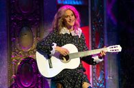 Mitternachtsspitzen – Kabarettistin Karen Dahmen mit dem Song "Ein bisschen Frieden" von Sängerin Nicole, Siegerin beim Grand Prix vor 42 Jahren.