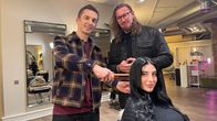 PUR+ – Moderator Eric Mayer testet Haare. Was müssen die Haare beim Färben oder bei der Dauerwelle aushalten? Unterstützt wird er von Haar-Influencer Tom Hannemann.