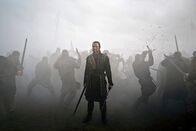Macbeth – Macbeth (Michael Fassbender) mitten im Kampf