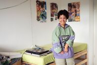 einfach Mensch – Die Digital-Künstlerin Amie Savage aus Ratingen drückt mit ihren Werken die Vielfalt der Gesellschaft, aber auch ihre Wut aus. Kunst ist für sie eine Form von Aktivismus – die 24-jährige setzt sich gegen Diskriminierung und Rassismus ein.