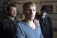 Tatort – Thomas Jansen (Oli Bigalke, mitte) wird im Boxclub von Tim Roloff (Gerdy Zint, rechts) und dessen Kompagnon überfallen. Was wollen sie von ihm?