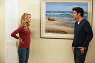 How I Met Your Mother – Während der Streit zwischen Robin und Loretta in die nächste Runde geht, muss sich Ted (Josh Radnor, r.) mit Cassie (Anna Camp, l.) auseinandersetzen ...