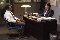 No Activity – Detective Judd Tolbeck (Tim Meadows, l.); Erin (Michaela Watkins, r.)