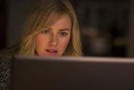 Shut In – Mary (Naomi Watts) tauscht sich mit ihrem Kollegen Dr. Wilson (Oliver Platt) aus.