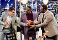 The Neighborhood – (v.l.n.r.) Dave Johnson (Max Greenfield); Calvin Butler (Cedric the Entertainer); Jerome Bettis (Jerome Bettis)