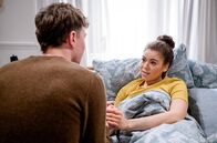 Sturm der Liebe – Ana (Soluna-Delta Kokol, r.) glaubt, dass das Schicksal ihr etwas sagen will, als Philipp (Robin Schick, l.) als Spender infrage kommt.