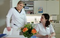 In aller Freundschaft – Schwesternschülerin Jasmin Hatem (Leslie-Vanessa Lill, re.) ist aufgelöst. Der Zustand zweier Patienten geht ihr sehr nahe und es besteht die Möglichkeit, dass auch sie sich mit Meningokokken infiziert hat. Schwester Miriam (Christina Petersen, li.) hat vollstes Verständnis für Jasmins seelischen Zustand und will ihr den Nachmittag frei geben. Doch Jasmin ist tapfer und will weiter arbeiten. Im Moment werden alle Kräfte gebraucht.