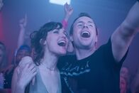 Das hält kein Jahr ...! – Hals über Kopf beschließen die grundverschiedenen Verliebten Nat (Rose Byrne, l.) und Josh (Rafe Spall, r.), zu heiraten und beinahe ebenso schnell wetten Verwandte und Freunde darauf, dass die Ehe nicht lange hält ...