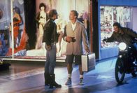 Twins - Zwillinge – Als er 35 ist, erzählt man Julius (Arnold Schwarzenegger, M.), dass er einen Zwillingsbruder hat. Den will er natürlich sofort kennen lernen und begibt sich auf ganz ungewohntes Territorium: die Straßen von L.A. ...