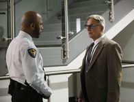 Navy CIS – L-R: Security Guard (Boise Holmes) und Leroy Jethro Gibbs (Mark Harmon)