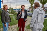 Mordufer – Kriminalkommissarin Doro Beitinger (Franziska Weisz, l.) und ihre Chefin, Kriminalhauptkommissarin Chiara Locatelli (Maria Wördemann, M.), im Gespräch mit Gerichtsmediziner Gregor Eisen (Ronald Kukulies, r.).