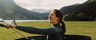 Windstill – Ida (Barbara Kroska) beim Kitesurfen.