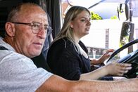 Servus Reportage – Fahrlehrer Robert Körber mit Fahrschülerin Mandy Brenner