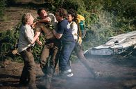 Der Ranger - Paradies Heimat – MDR FERNSEHEN DER RANGER – PARADIES HEIMAT, "Zeit der Wahrheit" Uhr. Glück im Unglück: bei der Explosion ist Jonas (Philipp Danne, 2.v.l.) nur mit ein paar Kratzern davongekommen, doch der Brand breitet sich schnell aus. Christoph (Jörg Witte), Emilia (Liza Tzschirner) und Kai (Sebastian Kaufmane) kümmern sich um den Verletzten.
