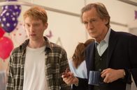 Alles eine Frage der Zeit – Ihre Gabe, in der Zeit zurückreisen zu können, hilft Tim (Domhnall Gleeson, l.) und seinem Vater (Bill Nighy, r.), aus so manch einer peinlichen Situation eine bessere zu machen ...