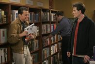 Two and a Half Men – Alan (Jon Cryer, l.) befindet sich in einer tiefen Lebenskrise, weil sein Sohn langsam flügge wird. Als Charlie (Charlie Sheen, r.) ihn ablenken will, da Jake bei einem Kumpel übernachtet, hat Alan einen Nervenzusammenbruch nach dem anderen ...