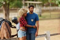 Deadly Tropics – Mélissa (Sonia Rolland) und ihr Kollege Stany Coppet (Cyril Aubrun) operieren undercover und geben sich als Paar aus. Es bleibt jedoch abzuwarten, ob der Besitzer der Reitanlage ihrer Tarnung Glauben schenken wird.