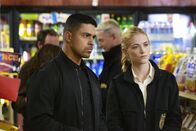 Navy CIS – Wieso verschwindet ein wichtiger Zeuge vom Tatort des ermordeten Marine-Offiziers? Torres (Wilmer Valderrama, l.) und Bishop (Emily Wickersham, r.) ermitteln und kommen dem Flüchtigen schon bald auf die Spur ...