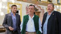 Die Rosenheim-Cops – Ludwig Bernreiter (Johann Schuler, M.) wollte verhindern, dass der "Glockenwirt" abgerissen wird. Die Kommissare Hansen (Igor Jeftic, l.) und Hofer (Joseph Hannesschläger, r.) ermitteln: Hat er den Investor erschlagen?