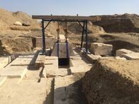 Tatort Pyramide - Grabräubern auf der Spur – In der kargen Wüste Nord-Ägyptens entdeckte ein Forschungsteam eine Pyramide mit einer versiegelten Grabkammer. Wenn Archäologen sie öffnen, kommt ein antiker Tatort zum Vorschein.