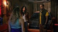 Twisted Metal – Miranda Watts (Jamie Neumann, l.) hat John (Anthony Mackie, r.) und Quiet (Stephanie Beatriz, M.) in ihrer Gewalt – ihre einzige Chance: ein riskanter Deal.