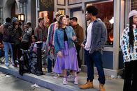 Call Me Kat – Kat (Mayim Bialik, l.); Carter (Julian Gant, r.)