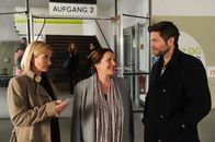 SOKO Stuttgart – Martina Seiffert (Astrid M. Fünderich, l.) steht mit ihren Kollegen Jo Stoll (Peter Ketnath, r.) und Prof. Lisa Wolter (Eva Maria Bayerwaltes, M.) im Flur der Universität. Wolter kennt die Studentin, die in den Fall verwickelt ist. Studierende (Komparsen, Hintergrund) stehen an der Treppe bei der Mensa der Universität.