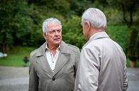 Sturm der Liebe – Werner (Dirk Galuba, r.) erzählt André (Joachim Lätsch, l.) betroffen, dass Robert ihn bei der Polizei angeschwärzt hat.