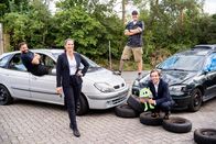 Checker Tobi – Tobi mit Bodyguard Rosa und den Stuntmen Mathias und Bob nach einer rasanten Vergolfungsjagd.