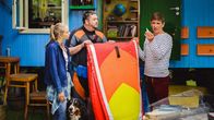 Löwenzahn – Bissspuren und ein riesiger Zahn in Davids (Daniel Zillmann, M.) Paddleboard sind eindeutige Beweise für einen Haifisch im Bärstädter See. Kim (Lina Hüesker, l.) stimmt ihrem Bruder zu. Fritz Fuchs (Guido Hammesfahr, r.) traut der Sache nicht und will ihr auf den Grund gehen.
