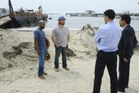 Criminal Minds – Um einen neuen Fall zu lösen, müssen Hotch (Thomas Gibson, 2.v.r.) und Rossi (Joe Mantegna, r.) die Arbeiter (Hassan Manning, l. und Stacey Hinnen, 2.v.l.), die bei Pumparbeiten die Skelettstücke entdeckt haben ...