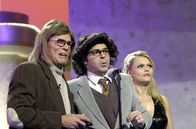 bullyparade – Diana Herold (r.) besucht Pavel alias Rick Kavanian (M.) & Bronko alias Christian Tramitz (l.) .