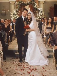 Friends – Endlich glücklich verheiratet: Monica (Courteney Cox, re.) und Chandler (Matthew Perry, li.).