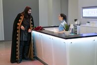 What We Do in the Shadows – Nandor (Kayvan Novak, l.); Meg (Lauren Collins, r.)