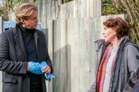 Der Alte – Thea Kleinschmidt (Victoria Mayer) schwört Caspar Bergmann (Thomas Heinze) hoch und heilig, dass ihr Sohn Mirco nichts mit der Tat zu tun hat.