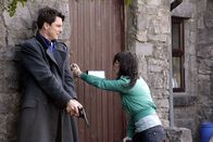 Torchwood – Capt. Jack (John Barrowman) und Gwen (Eve Myles) öffnen die Tür.