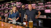 Grenzenlos köstlich – Björn Freitag (r), Tamina Kallert und Cocktailbartender Luca Moore (M) haben sich zum „Mixen“ in der Cocktailbar One Trick Pony verabredet.