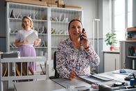 Die Rosenheim-Cops – Während Christin Lange (Sarah Thonig, l.) das Telefonat belauscht, versucht sich Frau Grasegger (Ursula Maria Burkhart, r.) diskret bei Frau Stockl nach dem teuren Whisky von Herrn Achtziger zu erkundigen.