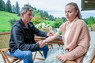 Der Bergdoktor – Katja Becker (Elisabeth Baulitz) hält nichts von der Schulmedizin und behandelt sich lieber selbst. Nur mit Mühe gelingt es Dr. Martin Gruber (Hans Sigl), sie zu einer Blutabnahme zu überreden.