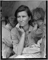 1929 - Der große Börsencrash – Mittellose Erbsenpflücker in Nipomo, Kalifornien, 1936. Die 32-jährige Florence Owens Thompson wird mit drei ihrer damals sieben Kinder gezeigt. Das Bild "Migrant Mother" wird zu einem der berühmtesten Fotos der US-amerikanischen Fotografie-Geschichte.
