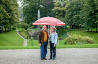 Sturm der Liebe – Alfons (Sepp Schauer, l.) und Hildegard (Antje Hagen, r.) spekulieren darüber, wer die Kette gestohlen haben könnte.