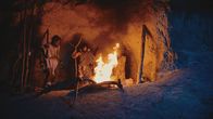 Die Macht der Elemente – Schon die frühesten Menschen nutzen das Feuer.