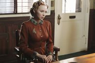 Castle – Alexis übernimmt in Castles Fantasie die Rolle von Sally Scofield (Molly C. Quinn), die im New York der 40er Jahre auf der Suche nach ihrer Schwester ist ...