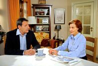 Rote Rosen – ARD ROTE ROSEN FOLGE 1335 Uhr im ERSTEN. Gunter (Hermann Toelcke, l.) ist enttäuscht, dass Johanna (Brigitte Antonius, r.) keine weiteren Informationen über die "große Liebe" seines Vaters hat.