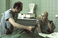 Der letzte Zeuge – Eine von Dr. Kolmaar (Ulrich Mühe, l.) und seiner Kollegin Dr. Sommer (Gesine Cukroski, r.) vorgenommene Wundalterbestimmung wirft ein völlig neues Licht auf diesen Fall und Dr. Kolmaar rekonstruiert für Dr. Sommer den Tathergang.