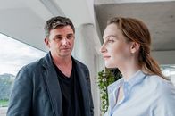 Der Bergdoktor – Dr. Martin Gruber (Hans Sigl) wirbt bei Nicole Jenninger (Jana Klinge) um Verständnis für Saskia Diekhaus und hofft, dass sie bereit ist, zu helfen.