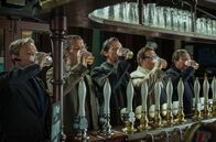 The World's End – Beim ersten Bier ahnen Oliver (Martin Freeman, l.), Steven (Paddy Considine, 2.v.l.), Gary (Simon Pegg, M.), Andy (Nick Frost, 2.v.r.) und Peter (Eddie Marsan, r.) nicht, welche Folgen ihre Sauftour noch haben wird ...