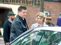 Tatort – Dorfpolizist Schulz (Bruno F. Apitz) geleitet die verstörte Birgit Sofsky (Kirsten Block), die gerade ihren Mann beim Jagdunfall verloren hat, nach Hause.